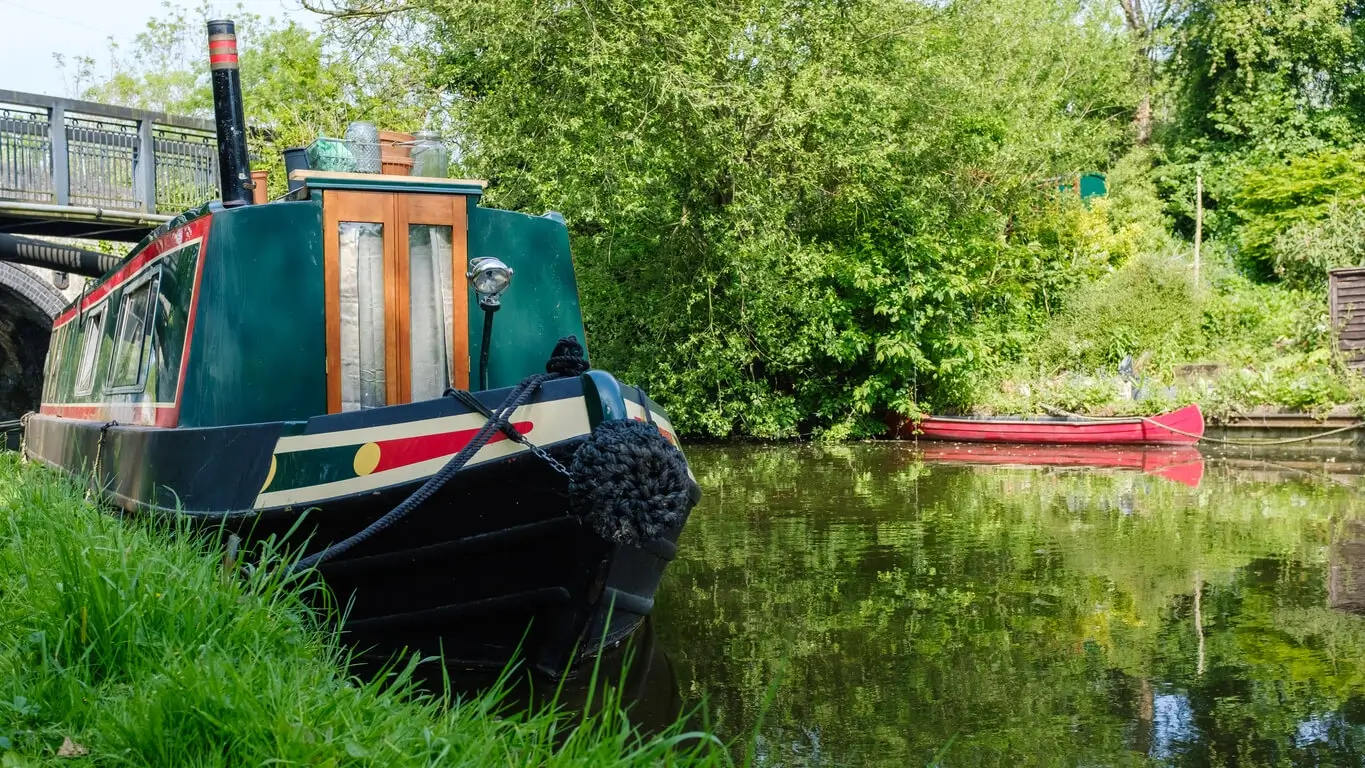 Mooring a narrowboat: Your essential guide 