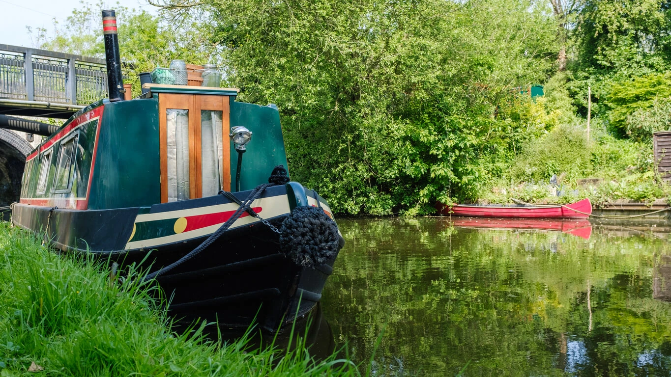 Mooring a narrowboat: Your essential guide 